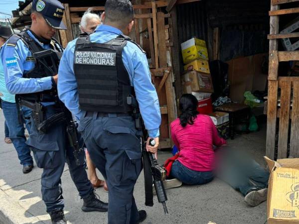 El hombre fue socorrido por las personas que estaban cerca, pero ya había fallecido.