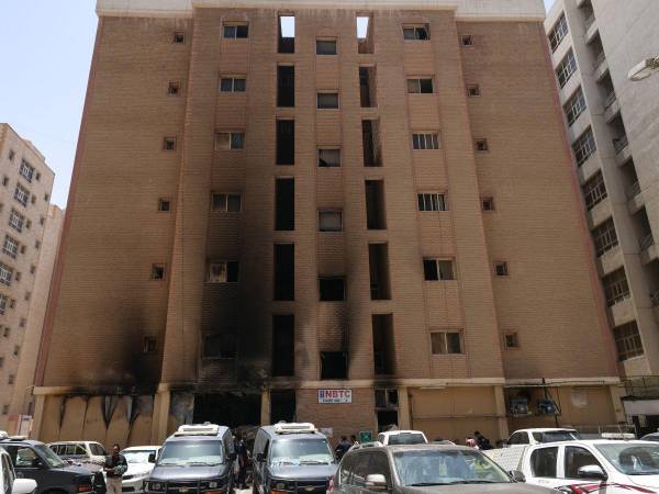 El edificio tenía seis plantas y en él se alojaban 196 trabajadores, precisó un responsable de la compañía que los tiene contratados.