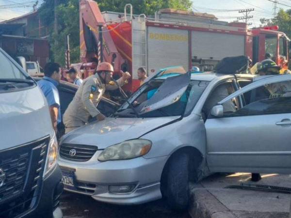 El Cuerpo de Bomberos llegó al lugar para rescatar a los involucrados.