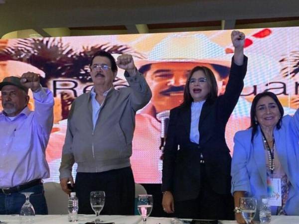 Manuel Zelaya, Rixi Moncada y otros líderes de Libre durante una actividad política.