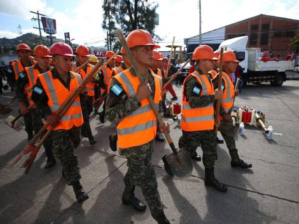 La Alcaldía de Tegucigalpa, apoyada por las Fuerzas Armadas, inicia su “Guerra Contra la Basura” para crear conciencia y mejorar la higiene en la capital.