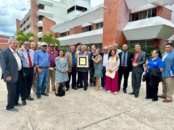 El galardonado Ramiro Sierra posó con docentes y estudiantes de la UNAH.