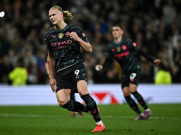 Erling Haaland marcó un doblete para la victoria del Manchester City ante Tottenham.