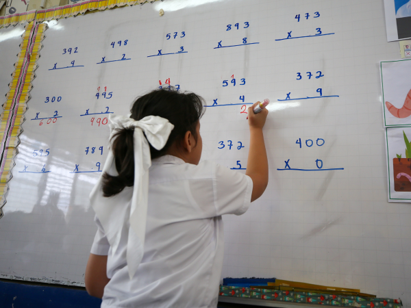 La pequeña Diana tratando de resolver una multiplicación de tres cifras. La niña cursa el tercer grado en el centro educativo Gabriela Mistral de Danlí, El Paraíso.