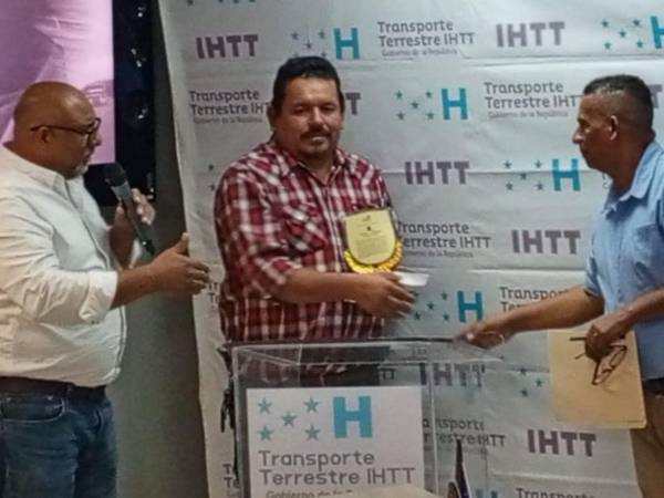 Elías Valladares recibió un noble reconocimiento en agradecimiento por su heroica acción.