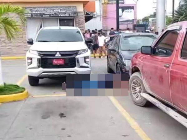 El cuerpo del hombre quedó tendido en el estacionamiento del centro comercial, luego de salir de una agencia bancaria.