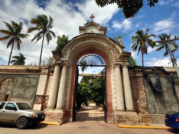 El recorrido al cementerio será a las 9:00 de la mañana y su punto de reunión será en el edificio del Centro de Arte y Cultura de la UNAH, ubicado frente al parque La Libertad, en Comayagüela.