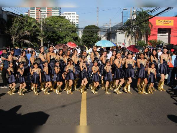 El cuadro de palillonas del Instituto Senderos de Luz desfiló en el Bulevar Morazán de Tegucigalpa desde muy temprano.