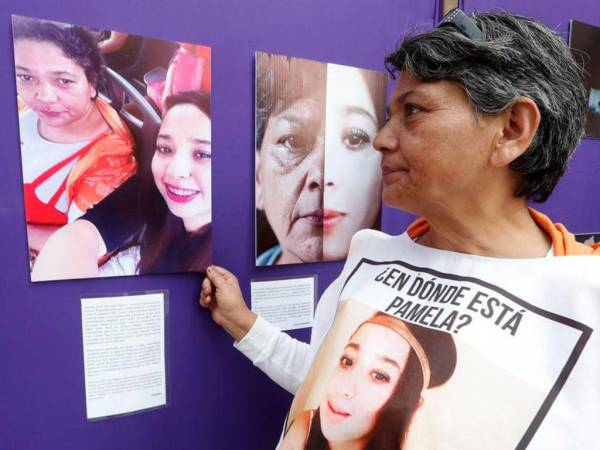 María del Carmen Volante, madre de la joven desaparecida Guadalupe Pamela Gallardo Volante, posa junto a una galería a las afueras de la Fiscalía General de Justicia (FGJ).