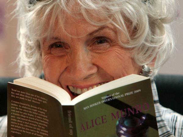 La escritora canadiense Alice Munro murió el 13 de mayo a los 92 años.