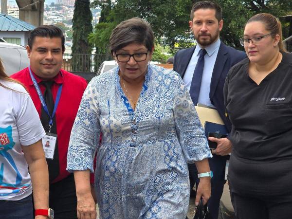 La ministra de Salud llegó al Seguro Social a las 11:30 de la mañana con dos de sus asistentes.