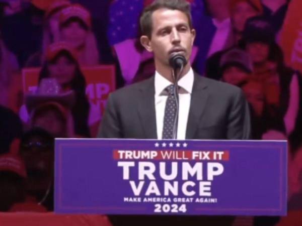 Tony Hinchcliffe es un comediante estadounidense nacido en Ohio. Ha estado en el ojo público luego de llamar “isla de basura” a Puerto Rico en un mitin del candidato Donald Trump y lanzar un comentario polémico contra los latinos.