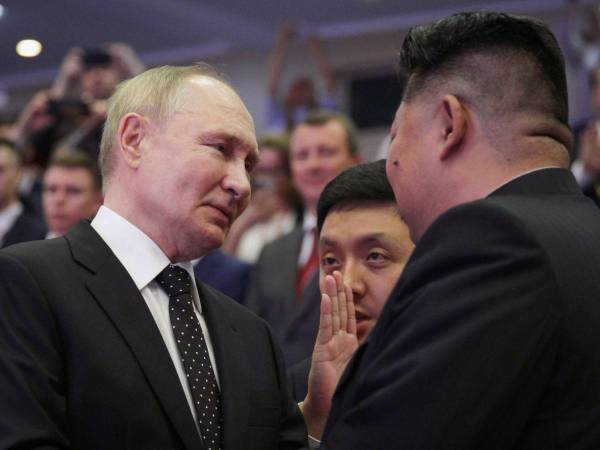 Las relaciones entre Rusia y Corea del Norte están entrando en una “nueva era de prosperidad”, declaró el miércoles el líder Kim Jong Un durante una cumbre con Vladimir Putin en Pyongyang. A continuación las imágenes de la visita del presidente ruso.