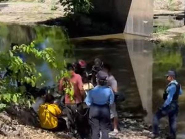 Captura de pantalla de un video que muestra el momento en que sacaban del agua el cuerpo del infortunado hombre.