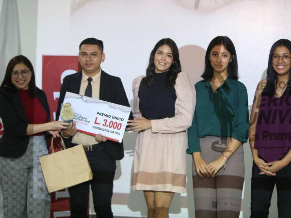 José Díaz, Alessandra Fúnez, Jennifer Maldonado y Fátima Álvarez, ganadores en la categoría de Periodismo de Datos en el Concurso Premios GO Periodismo Universitario 2024, reciben el premio de parte de Haydi Carrasco, coeditora de EL HERALDO Plus