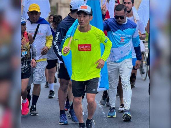 Portando con orgullo la Bandera Nacional en sus hombros, Shin Fujiyama ya inició el día 106 de su reto “3,000 kms” donde este domingo hará su ingreso a Honduras.