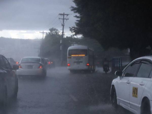 Siempre que llueve en la capital se forma un pesado tráfico.