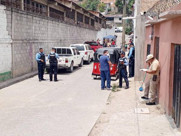 Autoridades policiales llegaron hasta el lugar para acordonar la escena del crimen y luego realizar el levantamiento del cuerpo.