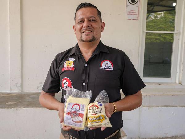 Gracias al apoyo de Walmart y su programa Una Mano Para Crecer, Josué Israel Hércules ha logrado expandir su empresa Lácteos del Campo y llevar sus productos a más de 22 tiendas en Honduras.