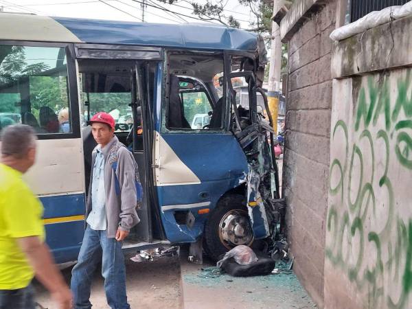 El rapidito quedó totalmente deshecho de la parte frontal tras el fuerte impacto con el muro perimetral.