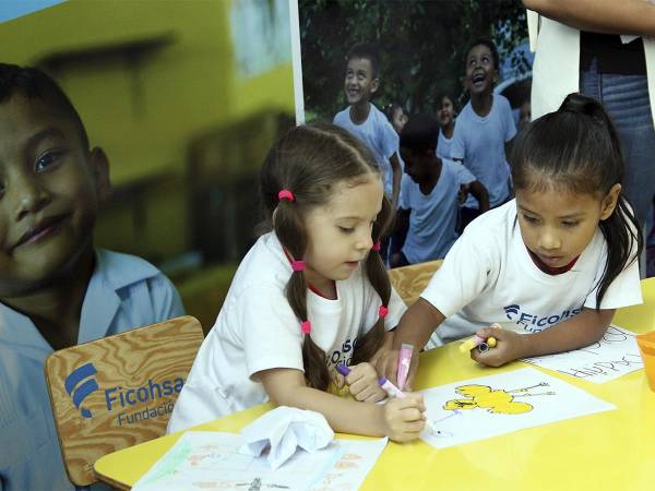 <i>Fundación Ficohsa celebró 25 años de compromiso con la educación, beneficiando a más de 157,000 niños a nivel regional. </i>