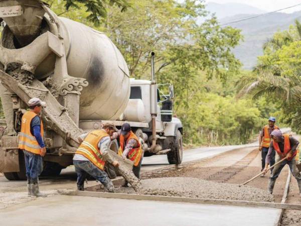 Tramo carretero en pavimentación.