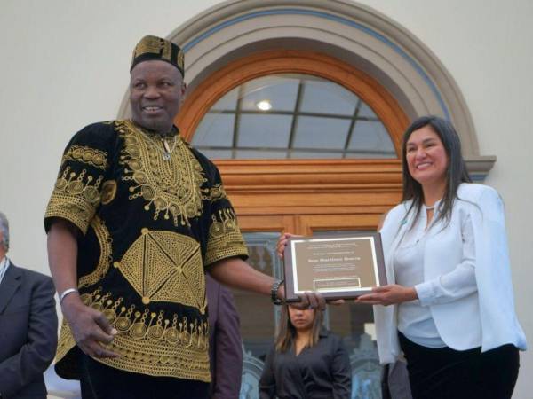 El Príncipe de Camerún, Jean Louis Bingna, entregó el reconocimiento de Embajadora de la Paz y Defensora de los Derechos Humanos a Sua Martínez Ibarra, en el Congreso Mundial que se llevó a cabo en México.