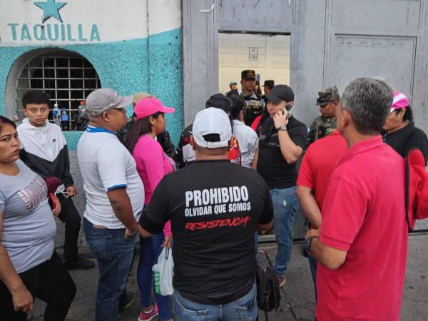 Momento en que simpatizantes de Libre ingresan al Chelato Uclés.