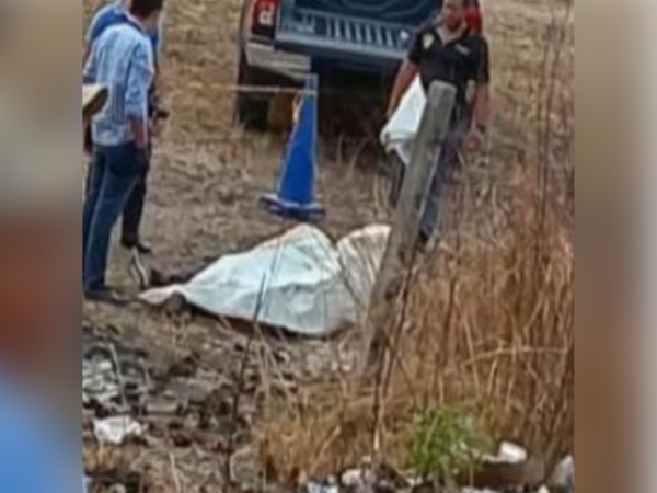 El cuerpo del hombre fue encontrado tendido en la tierra de un solar abandonado, cubierto con una bolsa de plástico blanca.