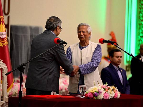 Yunus, de 84 años, enfatizó en su ceremonia de jura en Daca la importancia de restablecer el orden y la ley. La destitución de Hasina dejó 455 muertos desde julio, según cifras de la AFP.