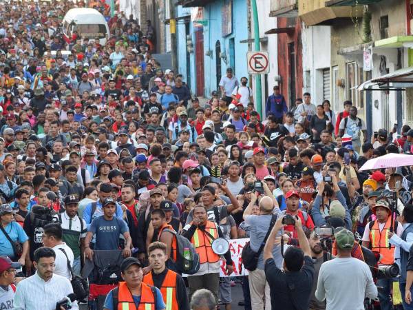 Migrantes de Honduras, Venezuela, El Salvador, Ecuador, Colombia y otros países salieron desde tempranas horas de la mañana para dirigirse la frontera de México y Estados Unidos.