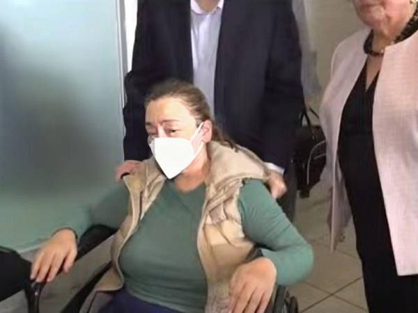 Rocío Tábora llegó en una silla de ruedas que tenía el nombre de un reconocido hospital privado de la capital y usando mascarilla.