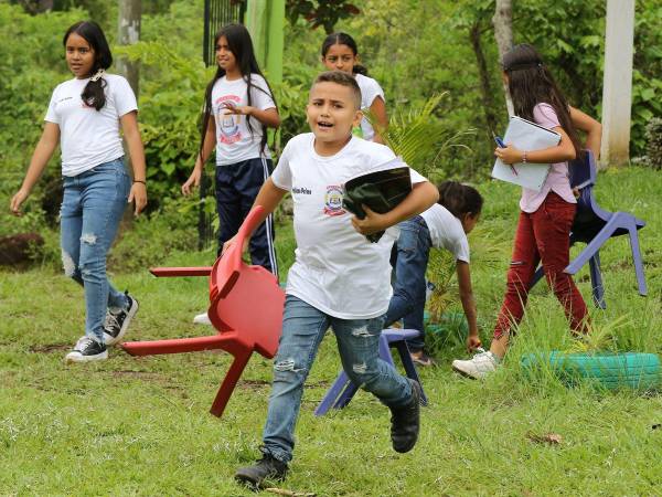 Cada año son menos los alumnos en los centros educativos de Honduras. Expertos dicen que se debe a múltiples factores, incluyendo la pobreza y migración.