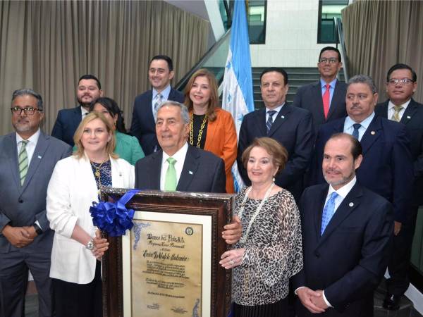 <i>Los ejecutivos de la Junta Directiva de Banpaís acompañaron al empresario Emín Abufele en este homenaje a su trayectoria en Honduras.</i>