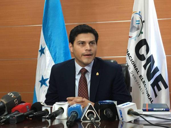 En una conferencia de prensa, Marlon Ochoa acusó a partidos Nacional y Liberal de preparar fraude electoral para 2025.