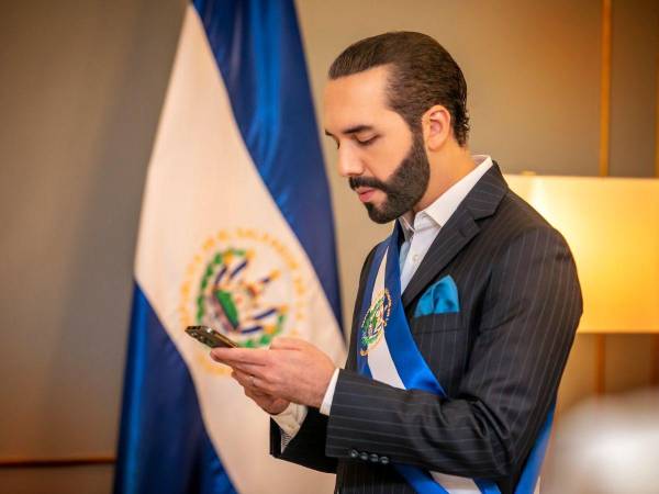 Desde el arranque de su primer gobierno, los piropos no faltaron, y es que su barba y cabellera es lo que más elogian sus seguidoras. En ocasiones formales, el presidente de El Salvador recurre al traje, que a veces acompaña de una gorra, pero nunca de una corbata (no le gustan).