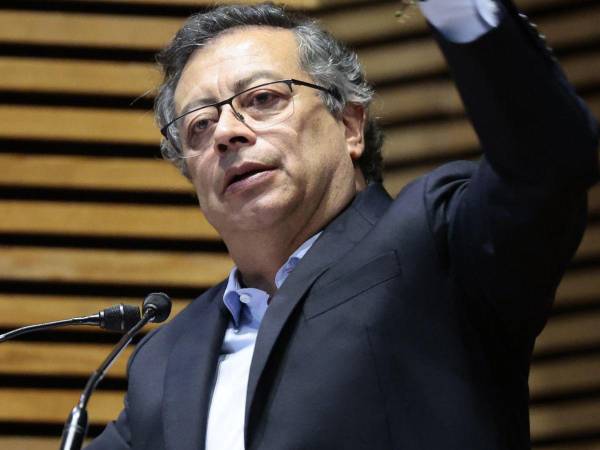 Presidente Gustavo Petro denuncia un golpe de Estado tras la investigación de su campaña electoral por el Consejo Nacional Electoral en Colombia.