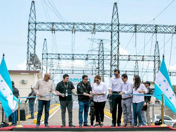 La presidenta Xiomara Castro, el ministro de Energía, Erick Tejeda, y el secretario privado de la presidenta, Héctor Zelaya, estuvieron en el lugar.