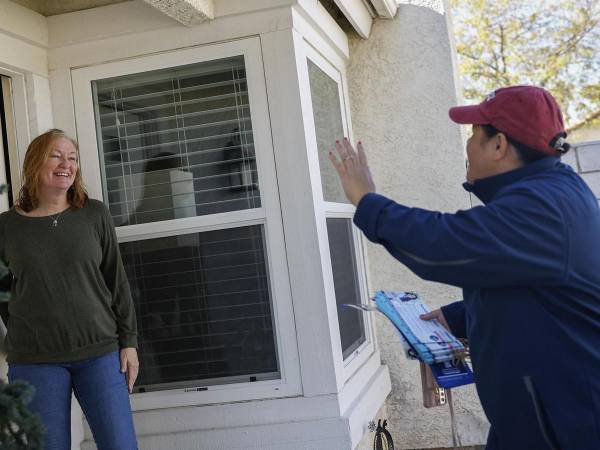 A horas de las elecciones que pueden cambiar la historia de Estados Unidos, decenas de voluntarios salieron para hacer campaña puerta a puerta en Arizona, uno de los estados clave para los comicios, enfocados en movilizar el voto latino.