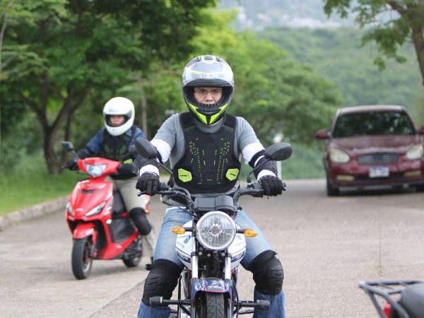 ¿Cómo identificar un casco seguro, guantes y zapatos de calidad para motociclistas?