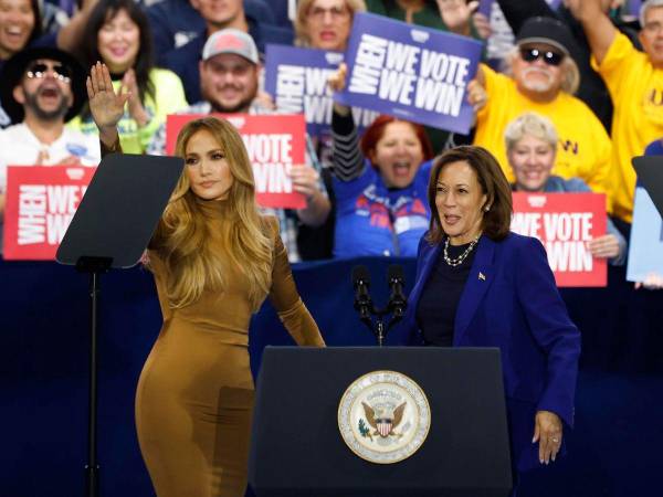 Jennifer López en un mitin junto a Kamala Harris en el Madison Square Garden.