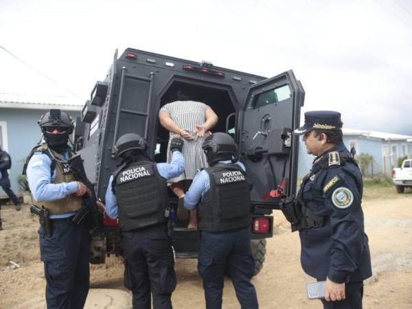 Flor Idalia Galdámez, alias “La Chaparra”, fue detenida por la Dirección Policial Anti Maras y Pandillas Contra el Crimen Organizado (DIPAMPCO) en el municipio de Protección, Santa Bárbara. Detrás de su fachada como ama de casa, Flor ejercía un papel crucial como coordinadora financiera de la banda criminal “Los Sietez”, involucrada en extorsiones a gran escala en la región.