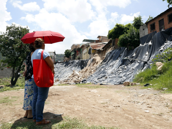 Los propietarios de las casas supervisan lo que antes fue su hogar, mientras otros vecinos observan el avance de la falla en la Guillén.