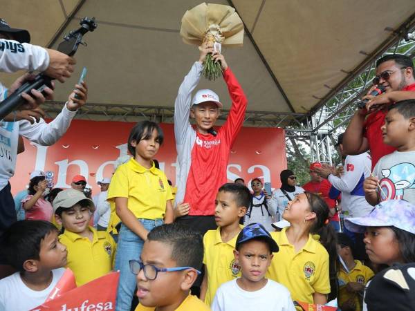 El youtuber japonés Shin Fujiyama es recibido con aplausos al llegar a la meta en Tegucigalpa después de correr 250 km por la educación. Redes sociales lo elogian por su compromiso y el japonés se conmueve hasta las lágrimas.