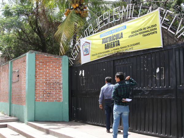 Así de solas lucen las entradas al Instituto Jesús Milla Selva, ubicado en la Kennedy.