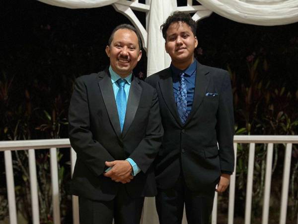 Foto que compartió el padre, Elvin Izaguirre, junto a su amado hijo.