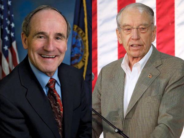 Jim Risch, senador por el estado de Idaho (a la izquierda) y Chuck Grassley (a la derecha), senador de Iowa.