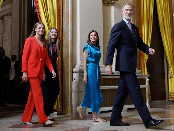 La princesa Leonor y la infanta Sofía junto a sus padres la reina Letizia y el rey Carlos