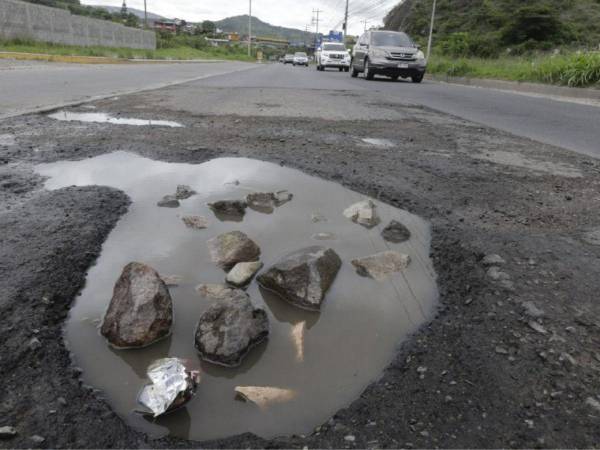 El gigantesco bache era un auténtico peligro para los motociclistas que transitaban por este lugar.