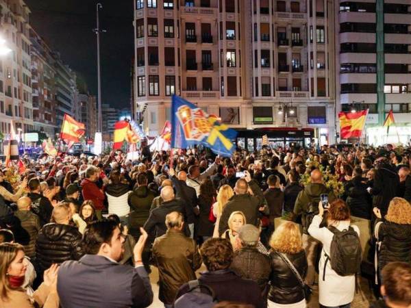 Varios centenares de personas se han concentrado en València para exigir la dimisión del presidente de la Generalitat valenciana, Carlos Mazón, y del presidente del Gobierno, Pedro Sánchez, por la gestión de la dana.